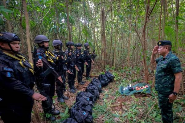 แม่ทัพภาคที่ 4 ตรวจเยี่ยม ชป.จรยุทธ์ กำชับมาตรการควบคุมพื้นที่เชิงรุก-พิทักษ์กำลังพล ควบคู่ดูแลประชาชนกลุ่มเปราะบาง แม่ทัพภาคที่ 4 ตรวจเยี่ยม ชป.จรยุทธ์ กำชับมาตรการควบคุมพื้นที่เชิงรุก-พิทักษ์กำลังพล ควบคู่ดูแลประชาชนกลุ่มเปราะบาง