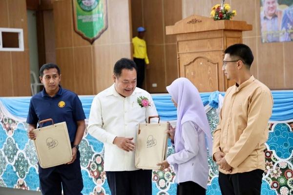 ยะลา – รมว.ยุติธรรม เดินหน้าจัดกิจกรรมเยียวยาจิตใจผู้ได้รับผลกระทบจากเหตุความไม่สงบในพื้นที่ชายแดนใต้ พบผู้รับผลกระทบ 2,000 คน ยะลา – รมว.ยุติธรรม เดินหน้าจัดกิจกรรมเยียวยาจิตใจผู้ได้รับผลกระทบจากเหตุความไม่สงบในพื้นที่ชายแดนใต้ พบผู้รับผลกระทบ 2,000 คน