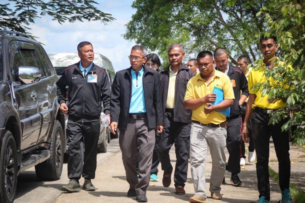 ศูนย์ประสานงานโครงการอันเนื่องมาจากพระราชดำริ ถวายเทียนพรรษา เครื่องไทยธรรม พร้อมพบปะ สมาชิกฟาร์มตัวอย่างที่บ้านน้ำดำ ศูนย์ประสานงานโครงการอันเนื่องมาจากพระราชดำริ ถวายเทียนพรรษา เครื่องไทยธรรม พร้อมพบปะ สมาชิกฟาร์มตัวอย่างที่บ้านน้ำดำ