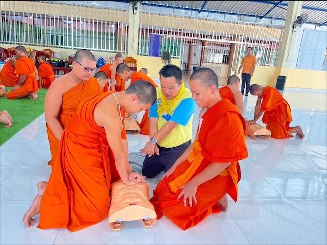 จิตอาสาพระราชทาน ถวายความรู้การช่วยชีวิตขั้นพื้นฐานให้สามเณร ถวายพระพรชัยมงคล แด่พระบรมราชชนนีพันปีหลวง จิตอาสาพระราชทาน ถวายความรู้การช่วยชีวิตขั้นพื้นฐานให้สามเณร ถวายพระพรชัยมงคล แด่พระบรมราชชนนีพันปีหลวง