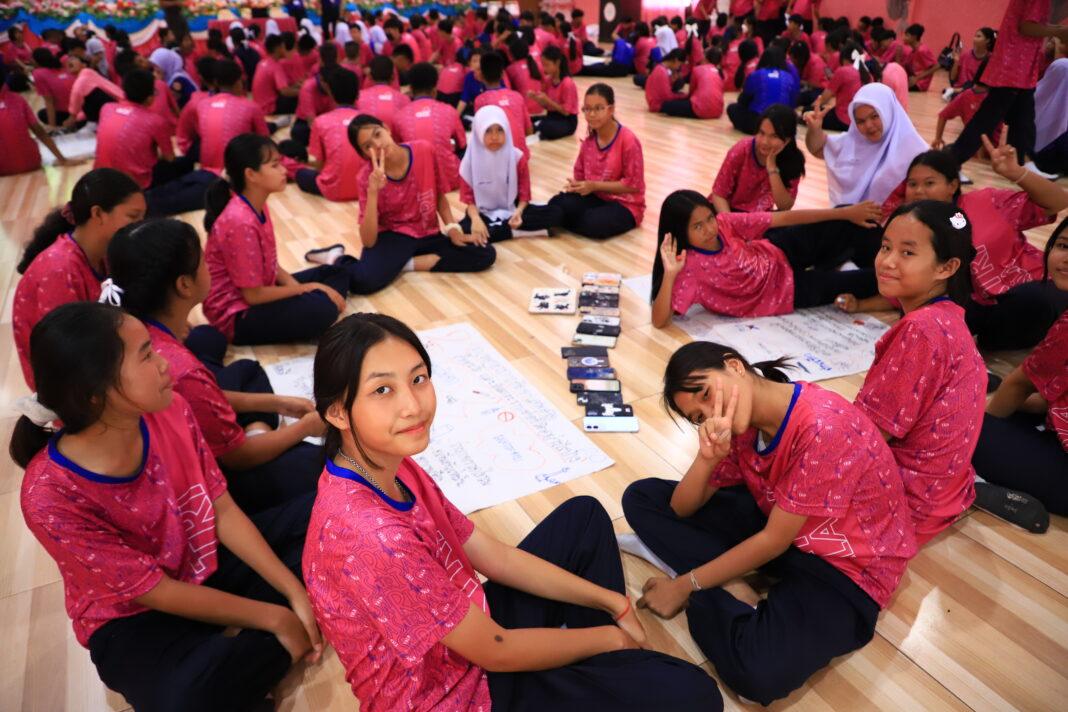 เปิดใจเยาวชนชายแดนใต้: 120 วันวาระกระท่อม ความหวังที่ต้อง “ต่อเนื่อง” เมื่อรากปัญหายังหยั่งลึก ท่ามกลางปฏิบัติการเชิงรุก ที่นำโดย พันตำรวจเอก ทวี สอดส่อง รัฐมนตรีว่าการกระทรวงยุติธรรม และ พันตำรวจโท วรรณพงษ์ คชรักษ์ เลขาธิการ ศอ.บต. ใน “วาระ 120 วันพืชกระท่อม” เสียงสะท้อนจากชุมชนได้เผยให้เห็นถึงความจริงที่ซับซ้อน ซึ่งเป็นทั้งความหวังและความท้าทายที่ยังคงอยู่ เปิดใจเยาวชนชายแดนใต้: 120 วันวาระกระท่อม ความหวังที่ต้อง “ต่อเนื่อง” เมื่อรากปัญหายังหยั่งลึก ท่ามกลางปฏิบัติการเชิงรุก ที่นำโดย พันตำรวจเอก ทวี สอดส่อง รัฐมนตรีว่าการกระทรวงยุติธรรม และ พันตำรวจโท วรรณพงษ์ คชรักษ์ เลขาธิการ ศอ.บต. ใน “วาระ 120 วันพืชกระท่อม” เสียงสะท้อนจากชุมชนได้เผยให้เห็นถึงความจริงที่ซับซ้อน ซึ่งเป็นทั้งความหวังและความท้าทายที่ยังคงอยู่
