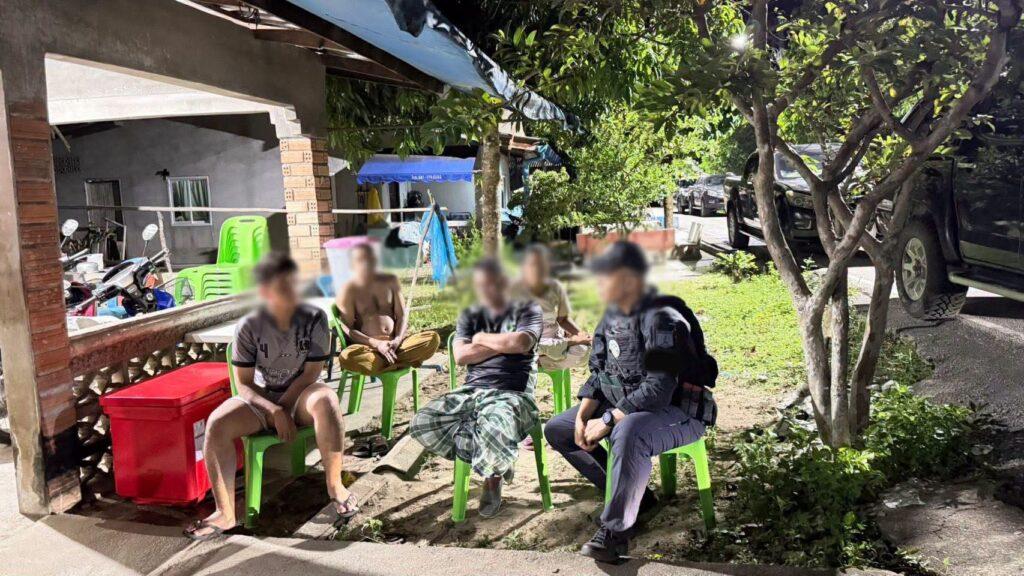 ยะลา.- กอ.รมน.ภาค 4 สน. รวบ 6 ผู้ต้องสงสัยโยงคดีลอบยิง อส.สุไหงปาดี ขยายผลพบแผนเตรียมก่อเหตุในสงขลา